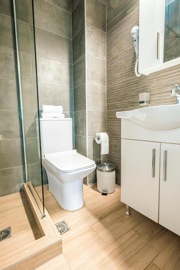 Design Suites Efharis  Néa Péramos Extérieur photo